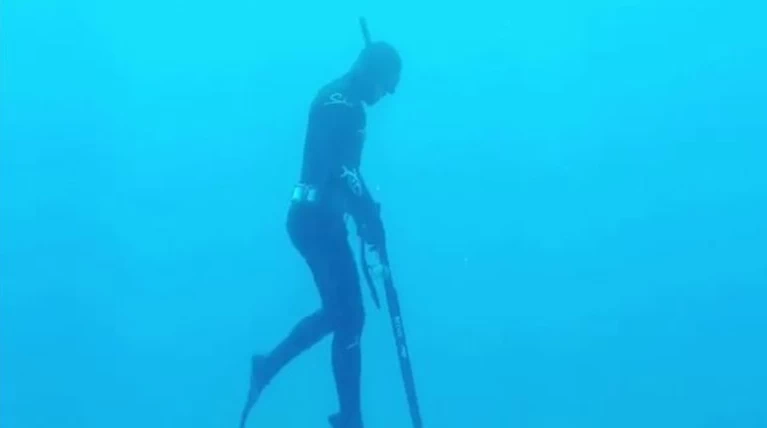 O Σάκης Ρουβάς κάνει ελεύθερη κατάδυση σε ένα απίθανο βίντεο