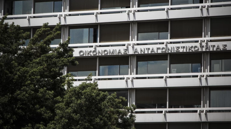 Πανηγυρίζει η κυβέρνηση για την αναβάθμιση από την Fitch