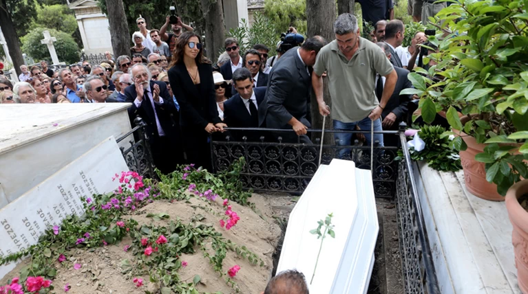 Οι αγαπημένες της βουκαμβίλιες «σκέπασαν» τη Ζωή Λάσκαρη