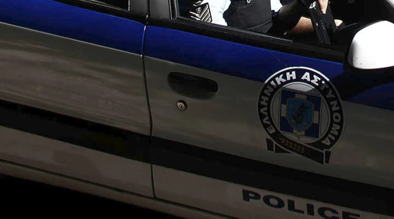 Μυστήριο με πτώμα άντρα σε ακάλυπτο πολυκατοικίας