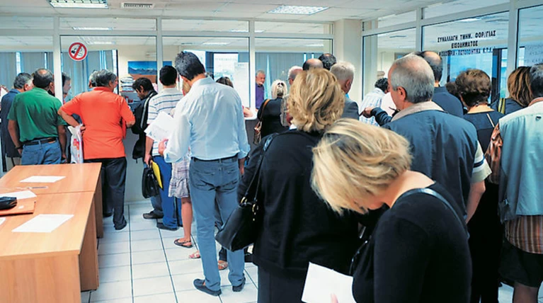 Οι Ελληνες "κλινικά νεκροί" από τη διαρκή υπερφορολόγηση