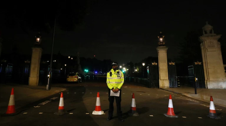 Σε αποκλεισμό το παλάτι του Μπάκιγχαμ μετά από επίθεση άνδρα με σπαθί