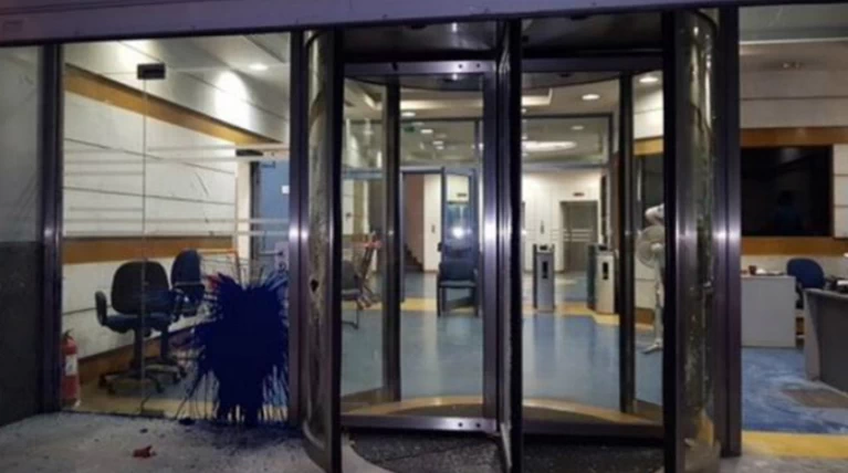 «Ντου» κρανοφόρων με λοστούς τη νύχτα στα γραφεία του ΔΟΛ