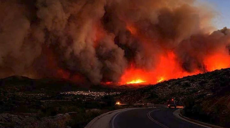 Εφιάλτης στις Μαριές: Κάηκε σπίτι-Περικύκλωσαν το χωριό οι πυροσβέστες