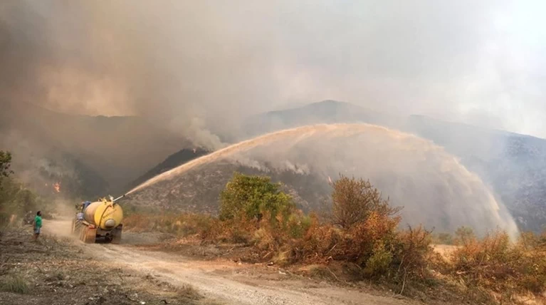 Φωτιές σε όλη την Ιταλία: Στις φλόγες η ιστορική Dux, στο Τζιάνο