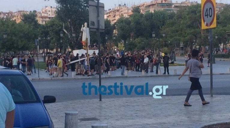 Αντιεξουσιαστές επιτέθηκαν σε περαστικό που είχε τατουάζ σβάστικα