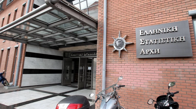 ΕΛΣΤΑΤ: Αναιμική ανάπτυξη 0,8% και «βουτιά» 17% στις επενδύσεις