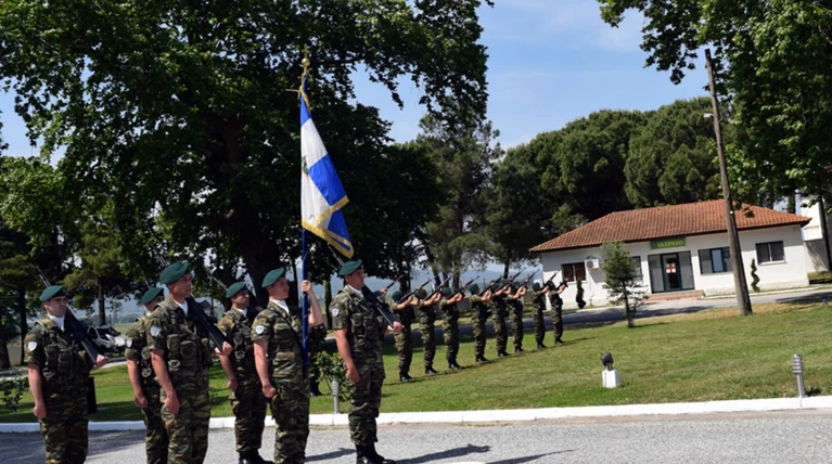 Άνοιξαν τουρκική σημαία έξω από στρατόπεδο των καταδρομέων στη Ρεντίνα