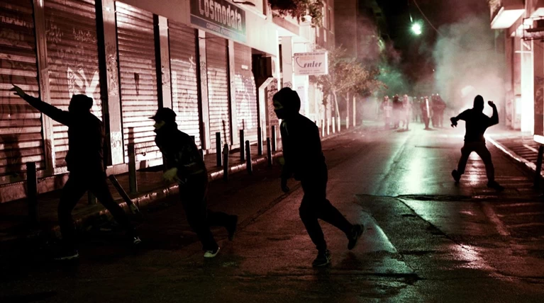 Τριπλή επίθεση εναντίον των ΜΑΤ στο κέντρο της Αθήνας με μια σύλληψη