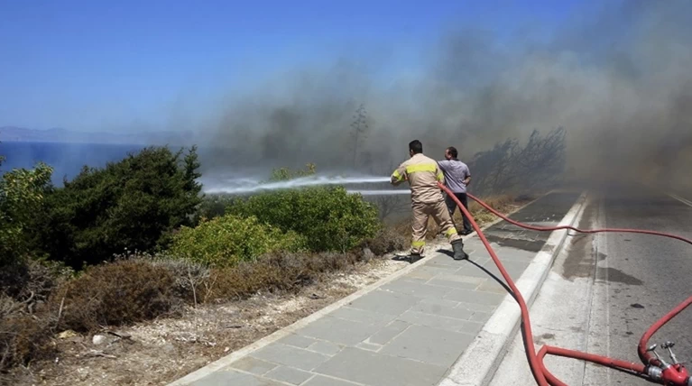 Ξέσπασε φωτιά στο Αγκίστρι, καίει πευκοδάσος