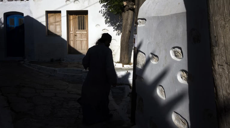 Καλούν τον παπά από την Κρήτη με το χασίς να απολογηθεί