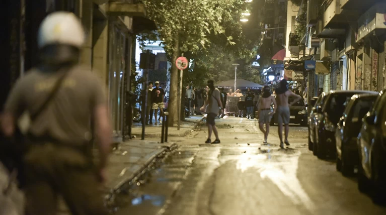 Αλλεπάλληλες επιθέσεις σε διμοιρίες των ΜΑΤ, στα Εξάρχεια και απόψε