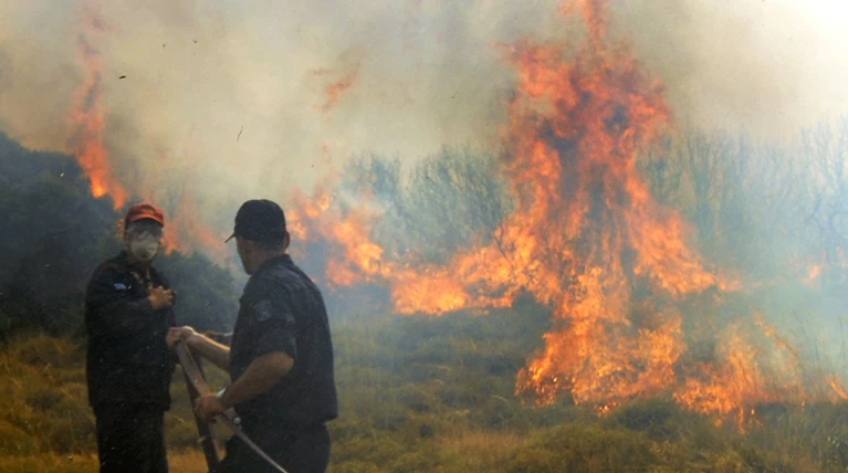 Σε ύφεση η πυρκαγιά σε δασική έκταση στον Άγιο Αντώνιο Κουβαρά στην Αττική