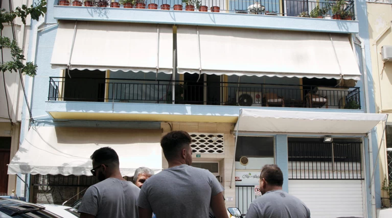 Πέθανε η 18χρονη από την Πετρούπολη που επιχείρησε να κάψει ο πατέρας της