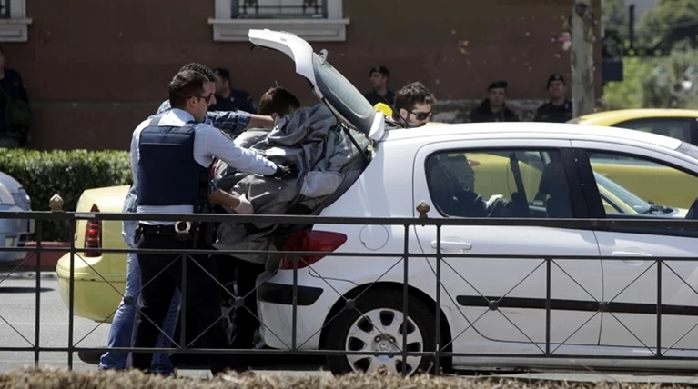 Προβληματισμός στην ΕΛΑΣ: Ιρακινός βγήκε με σπαθί στο κέντρο της Αθήνας