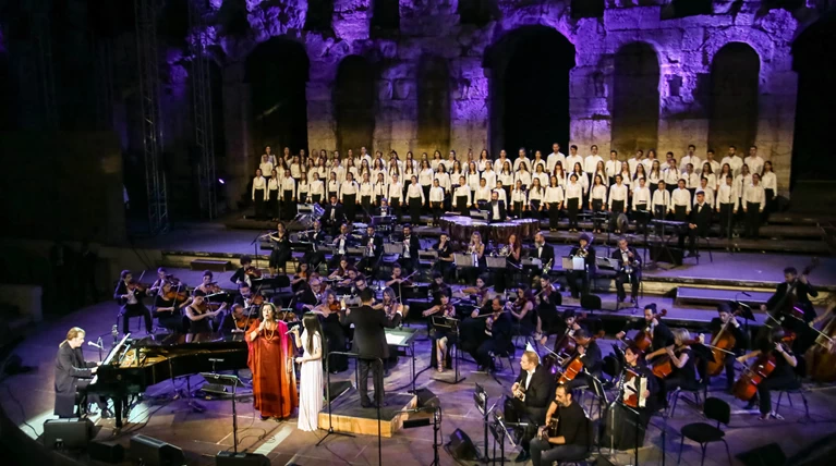 Ο Κορκολής ταξίδεψε το κοινό του Ηρωδείου στη μουσική Μίκη για καλό σκοπό