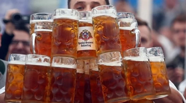 Σερβιτόρος μπήκε στο βιβλίο Guinness για μεταφορά μπύρας Βίντεο