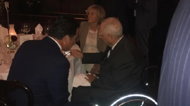 Το τετ α τετ Άδωνι - Σόιμπλε σε συγκέντρωση του γερμανικού CDU (ΦΩΤΟ)