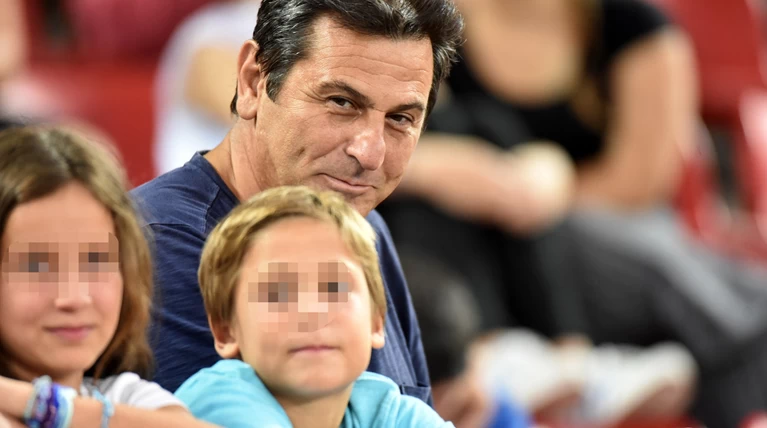 Κώστας Αποστολίδης: Σπάνια εμφάνιση στο γήπεδο μαζί με τα τρία παιδιά του