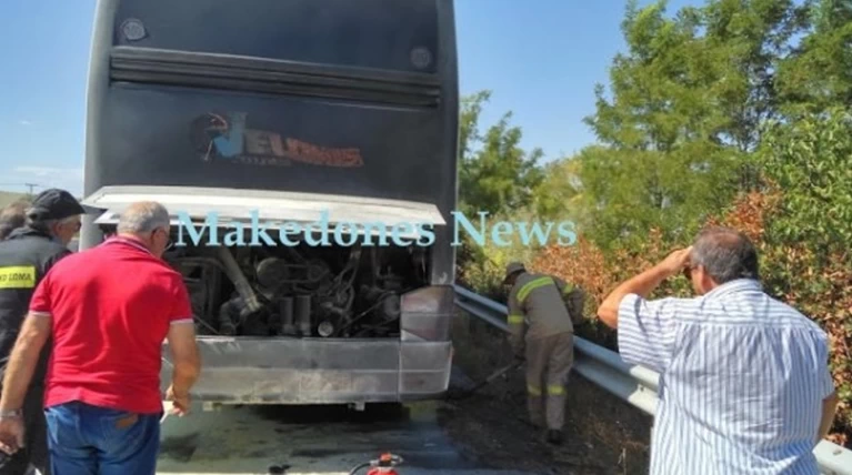 Φωτιά ξέσπασε σε τουριστικό λεωφορείο με 55 επιβάτες (Βίντεο-φωτό)