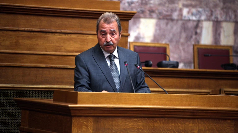 Πέλεκυς Κυριάκου σε Τραγάκη & υιό για την έδρα στη Β'Πειραιά