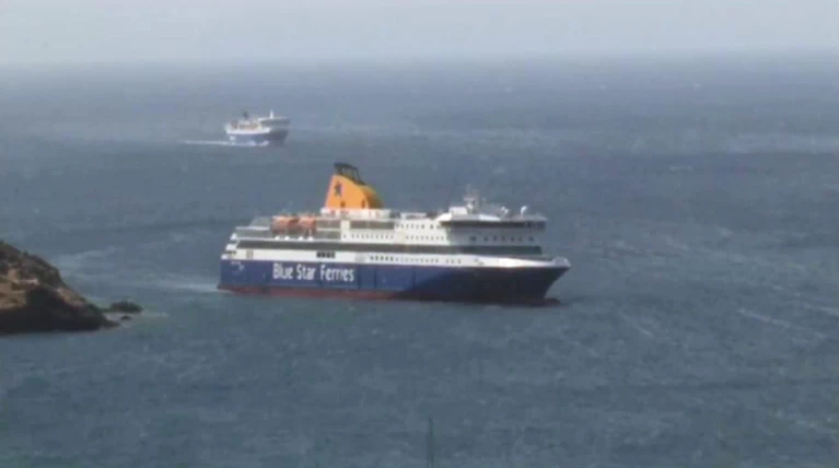 Αποκολλήθηκε το «Blue Star Patmos»: Στην Ιο για να βγουν ΙΧ και φορτηγά