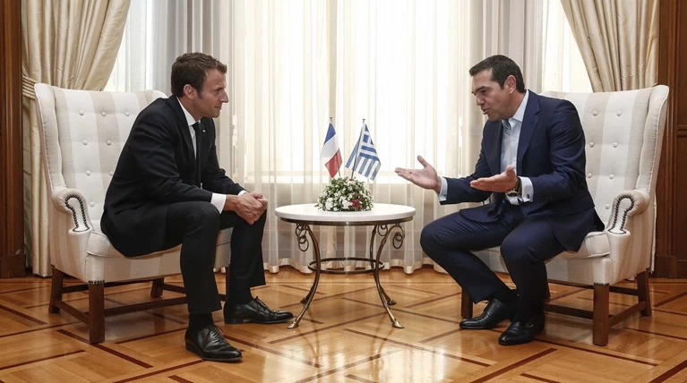 Στο Μαξίμου ο Μακρόν: "Τρομακτικές οι προσπάθειες των Ελλήνων"