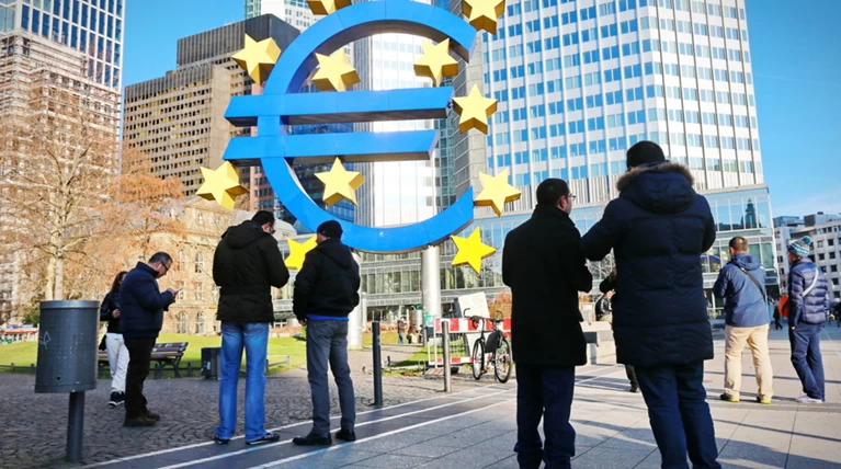 ΕΚΤ: Αμετάβλητα τα επιτόκια, παραμένει στα 60 δισ και το QE