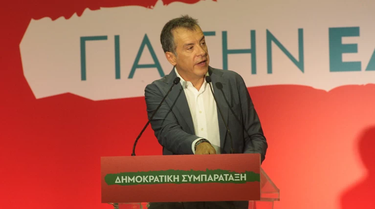 O Θεοδωράκης γράφει στο facebook γιατί «είναι» με τον Μακρόν