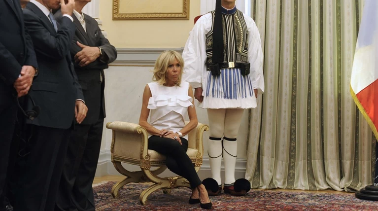 Οι κομψές γαλλικές γόβες και τα αγέρωχα τσαρούχια