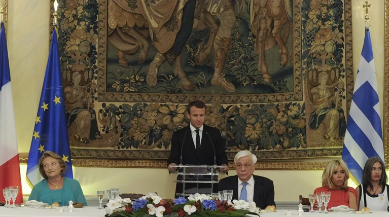 «Καρφιά» Γερμανικού Τύπου για Μακρόν:Γενικόλογη ομιλία, εντυπωσιακό σκηνικό