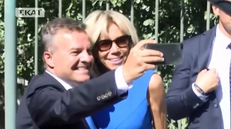 Η Μακρόν στην Αρχαία Αγορά: Οι selfies το απρόσμενο δώρο που της... φόρεσαν