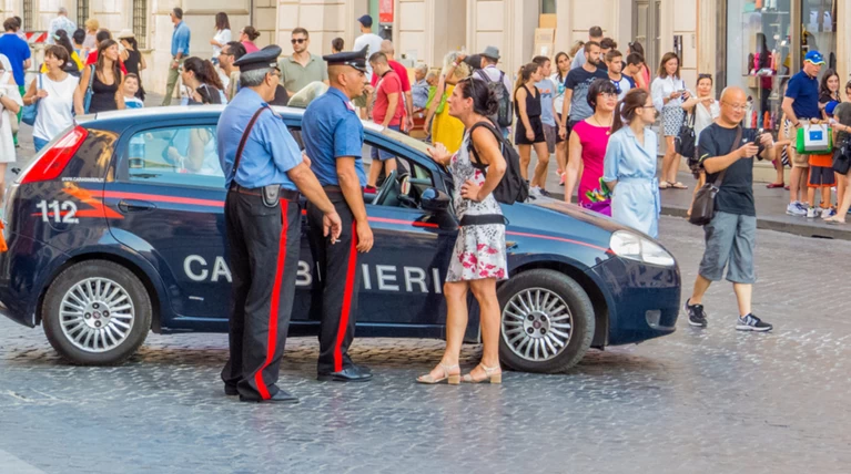 Σάλος στην Ιταλία: Φοιτήτριες βιάστηκαν από καραμπινιέρους