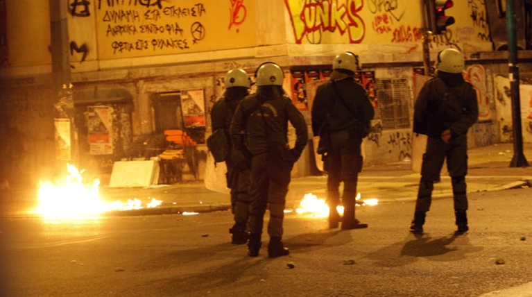 Νέο «γλέντι» με μολότοφ σε Εξάρχεια και Πολυτεχνείο