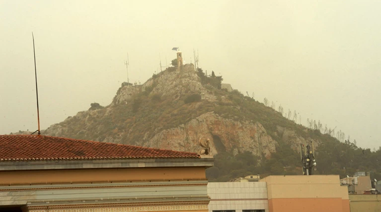 Αποπνικτική ατμόσφαιρα: Zέστη, υγρασία και αφρικανική σκόνη