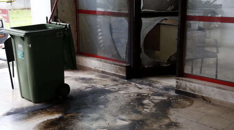 Εμπρησμός με τέσσερα γκαζάκια στα ΕΛΤΑ Αμαρουσίου
