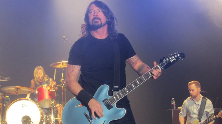 Ο Τζάστιν Τιμπερλέικ με τους Foo Fighters στο νέο τους άλμπουμ