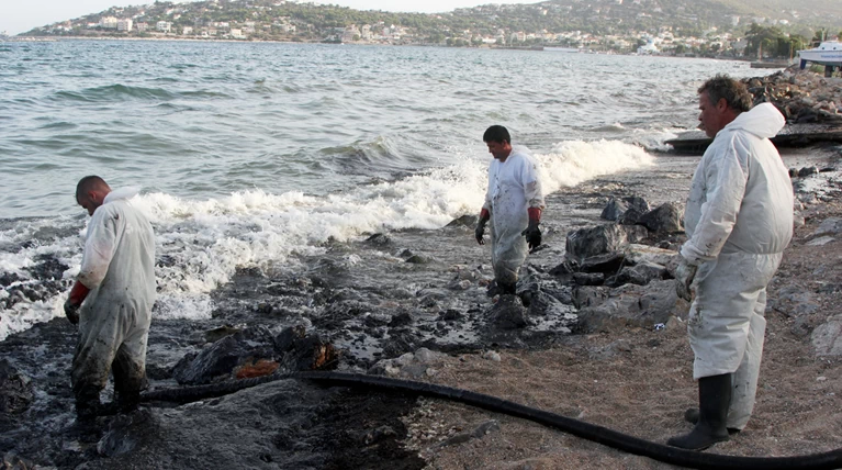 Στην Πειραϊκή φτάνουν μεγάλα κομμάτια της πετρελαιοκηλίδας