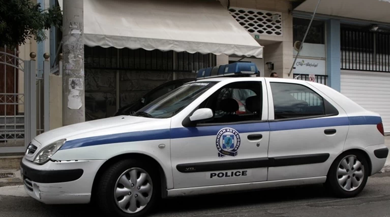 Mόνα στο σπίτι δίδυμα 4 μηνών, έγκυος ξανά η 15χρονη μητέρα