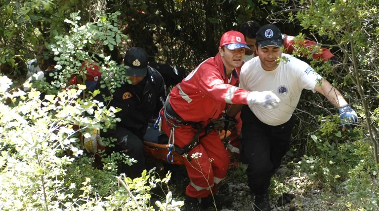 Επεσε σε χαράδρα 50 μέτρων & βρέθηκε κρεμασμένος σε κλαδί!