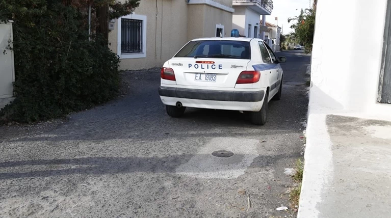 Ελεύθερη η 15χρονη που άφησε τα δίδυμα μόνα τους στο σπίτι