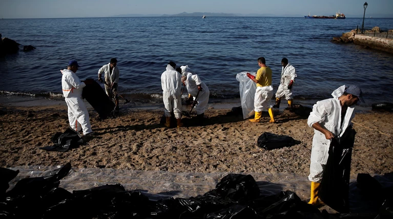 Τα χαμένα 24ωρα στον Σαρωνικό: Πώς «ξέφυγε» η πετρελαιοκηλίδα