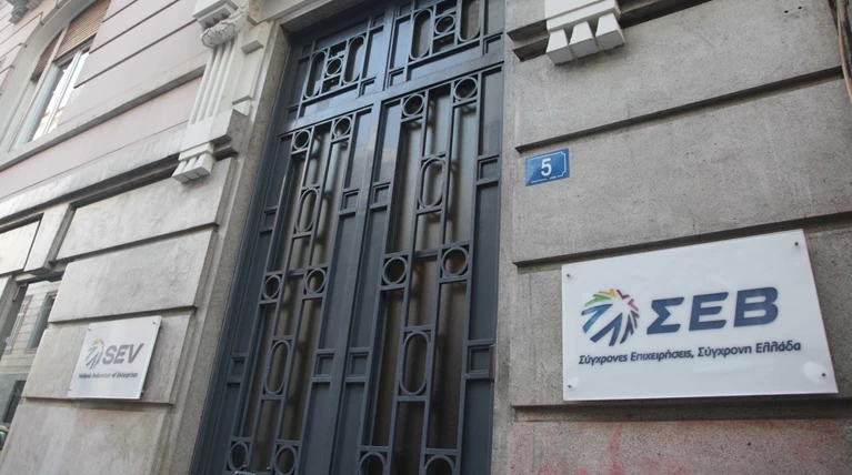 Οι φόροι ενός συντηρούν τρεις: αποκαλυπτικά στοιχεία από τον ΣΕΒ