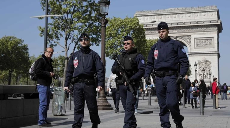 Επίθεση με μαχαίρι σε στρατιώτη στο Παρίσι