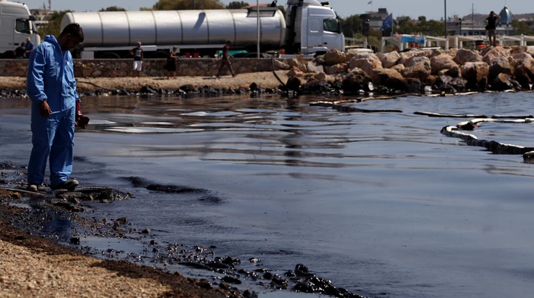 Απελπιστική η κατάσταση στις ακτές της Αττικής: Μαζούτ και μίνι καύσωνας