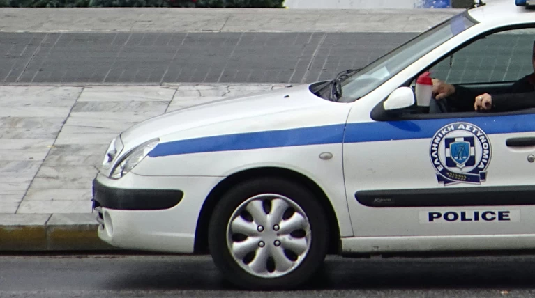 16χρονος προσπάθησε να βγει από περιπολικό και τον χτύπησε αυτοκίνητο