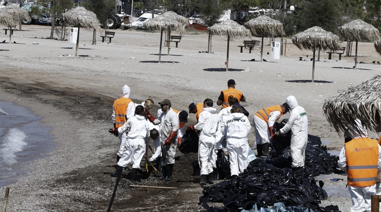 Ποιος θα πληρώσει τη ζημιά για το μαζούτ που έπνιξε τις ακτές