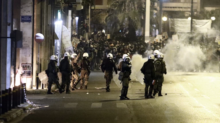 Πως δικαιολογεί η ΕΛ.ΑΣ τις χειροπέδες στον 16χρονο τραυματία