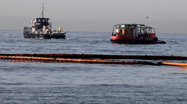 Αποσύρεται το πλοίο που μάζευε το μαζούτ από το Αγία Ζώνη ΙΙ