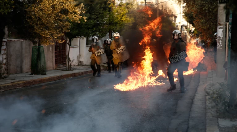 Πετροπόλεμος & δακρυγόνα στις πορείες μνήμης για τον Π.Φύσσα